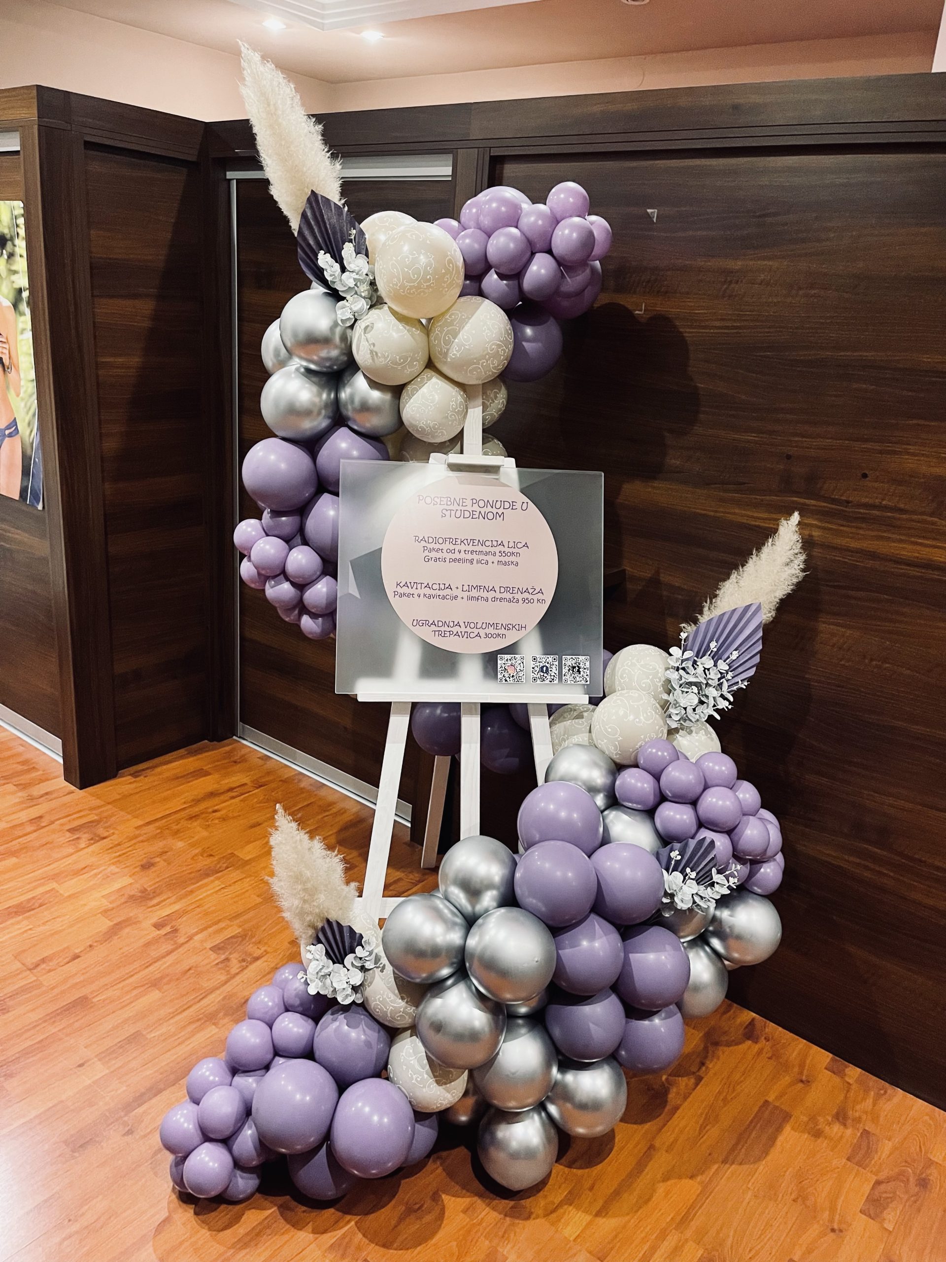 Uređenje poslovnog prostora. Štafelaj dekoracija od balona sa akcijama.