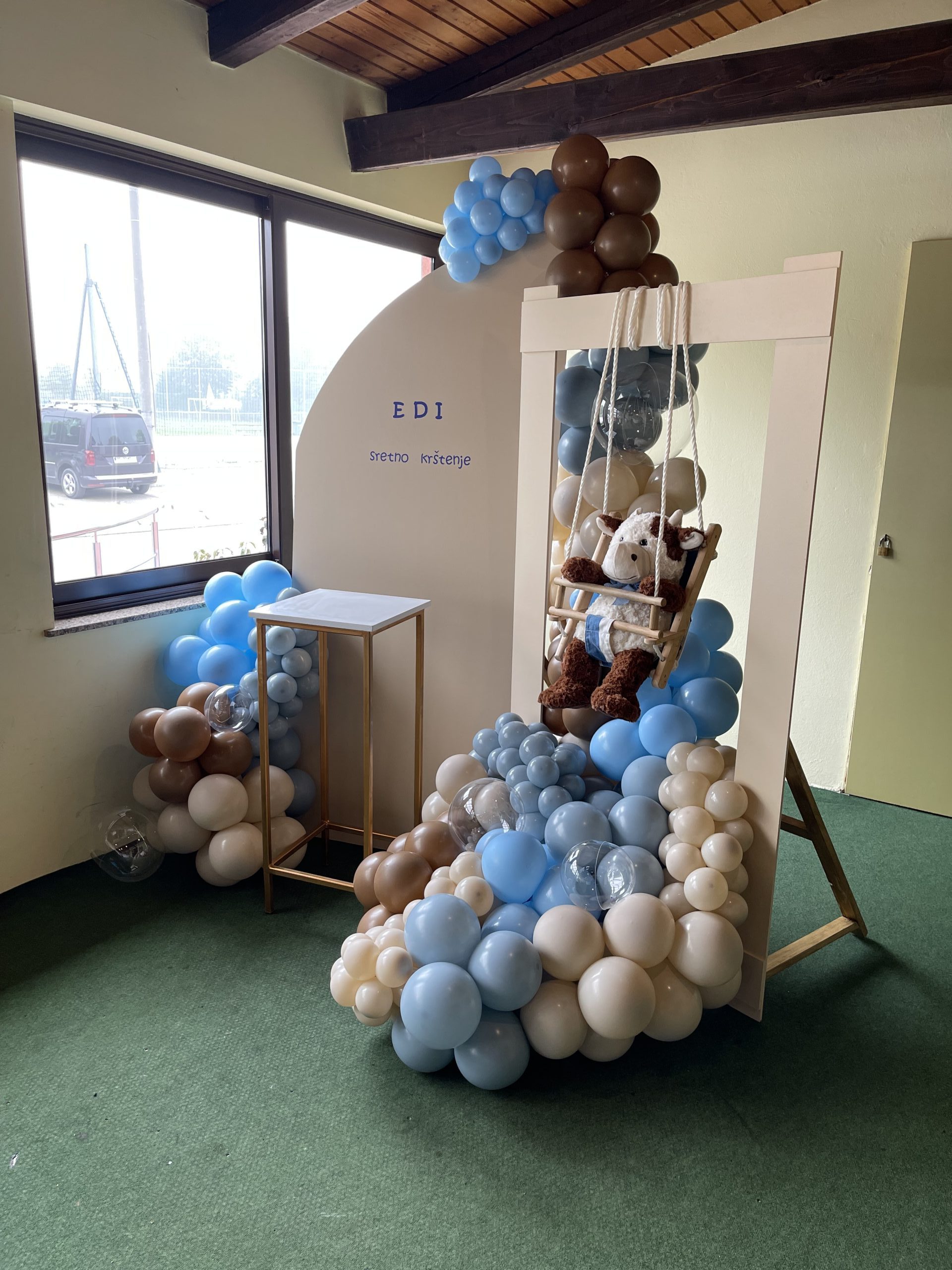 balonska dekoracija sa drvenim pozadinama i ljuljačkom